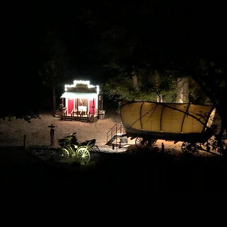 Cozy Wild West Covered Wagon Next To River Grants Pass Buitenkant foto