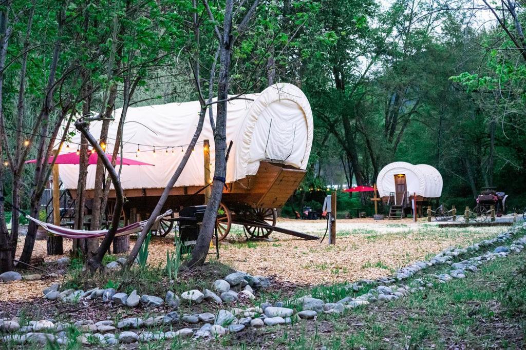 Cozy Wild West Covered Wagon Next To River Grants Pass Buitenkant foto