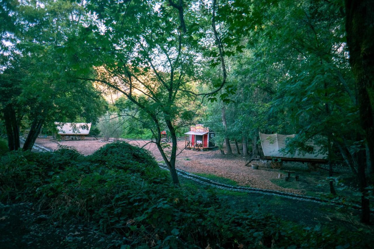 Cozy Wild West Covered Wagon Next To River Grants Pass Buitenkant foto