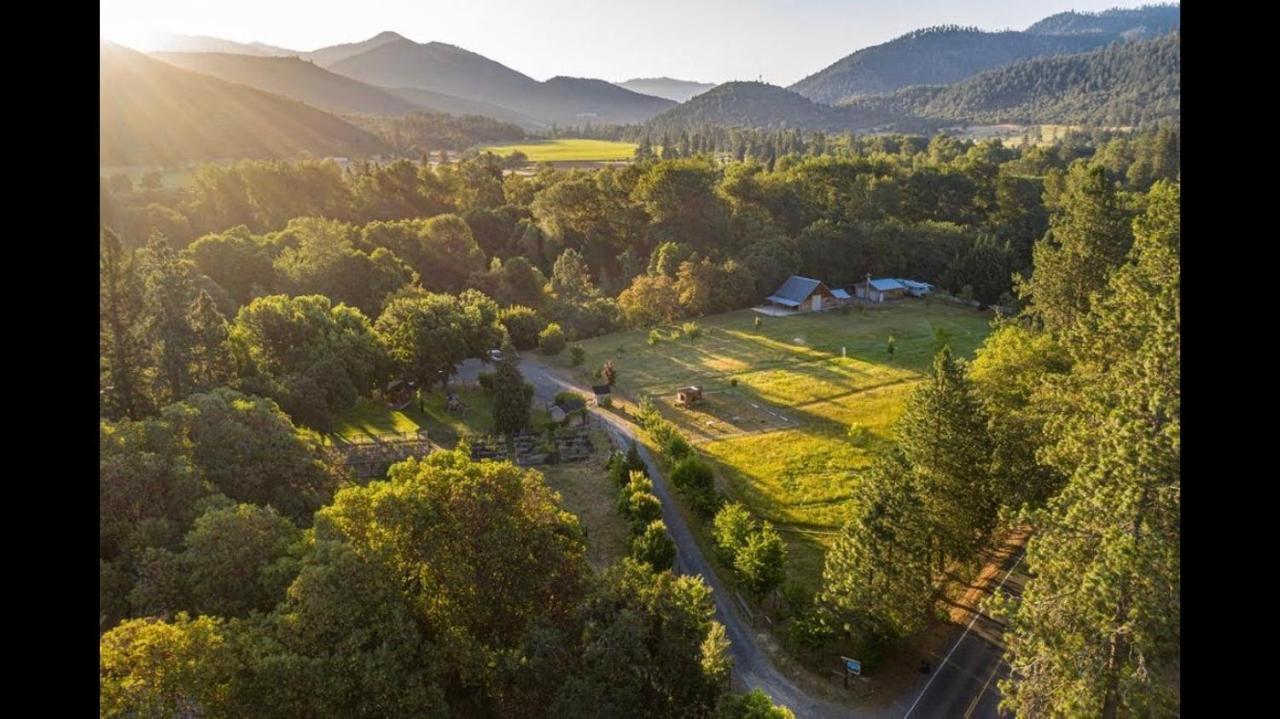 Cozy Wild West Covered Wagon Next To River Grants Pass Buitenkant foto