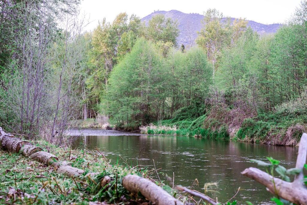 Cozy Wild West Covered Wagon Next To River Grants Pass Buitenkant foto