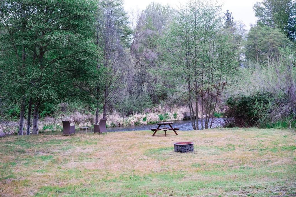 Cozy Wild West Covered Wagon Next To River Grants Pass Buitenkant foto