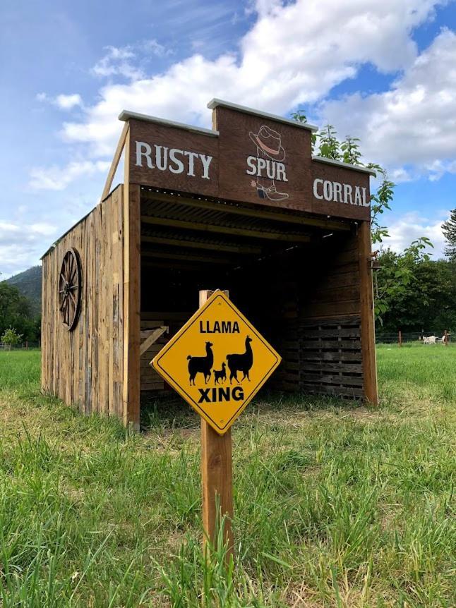 Cozy Wild West Covered Wagon Next To River Grants Pass Buitenkant foto