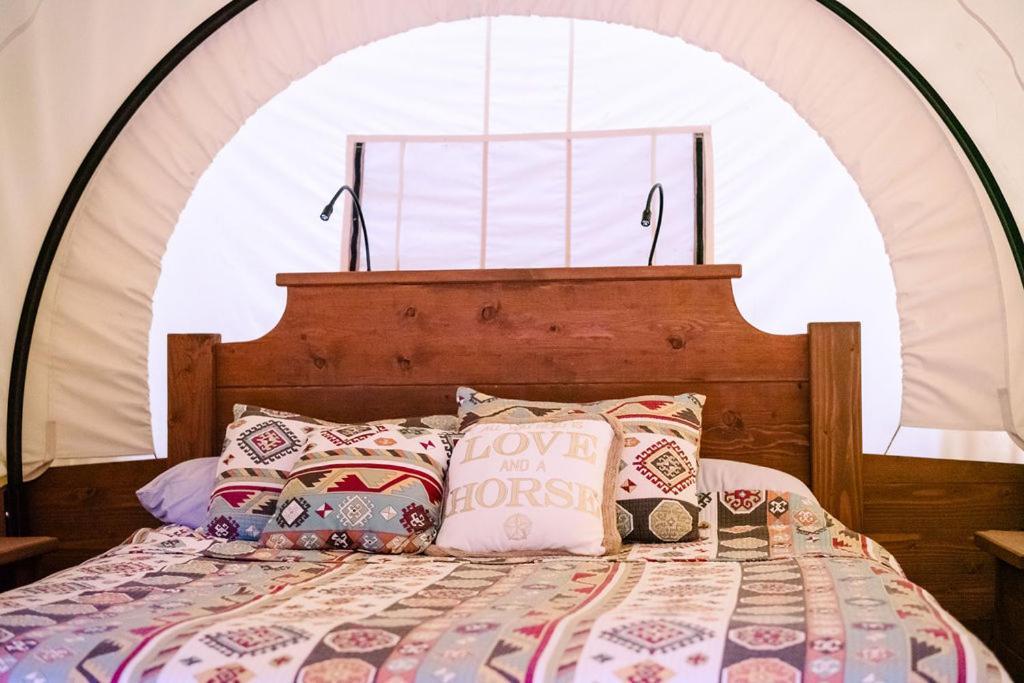 Cozy Wild West Covered Wagon Next To River Grants Pass Buitenkant foto
