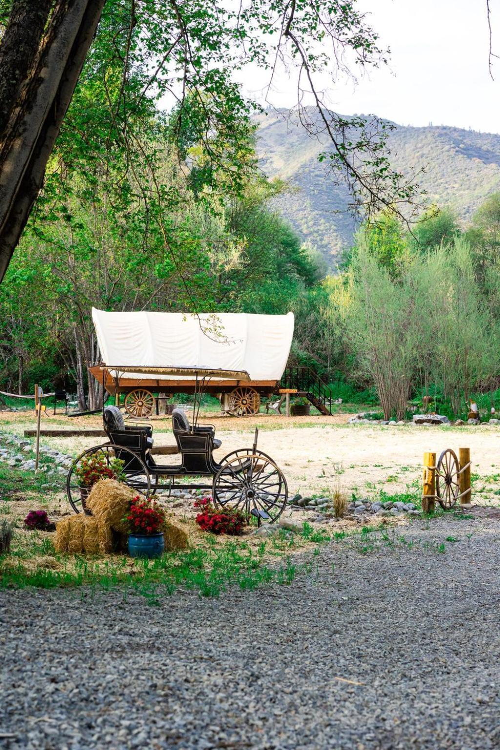 Cozy Wild West Covered Wagon Next To River Grants Pass Buitenkant foto