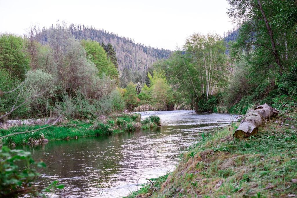 Cozy Wild West Covered Wagon Next To River Grants Pass Buitenkant foto