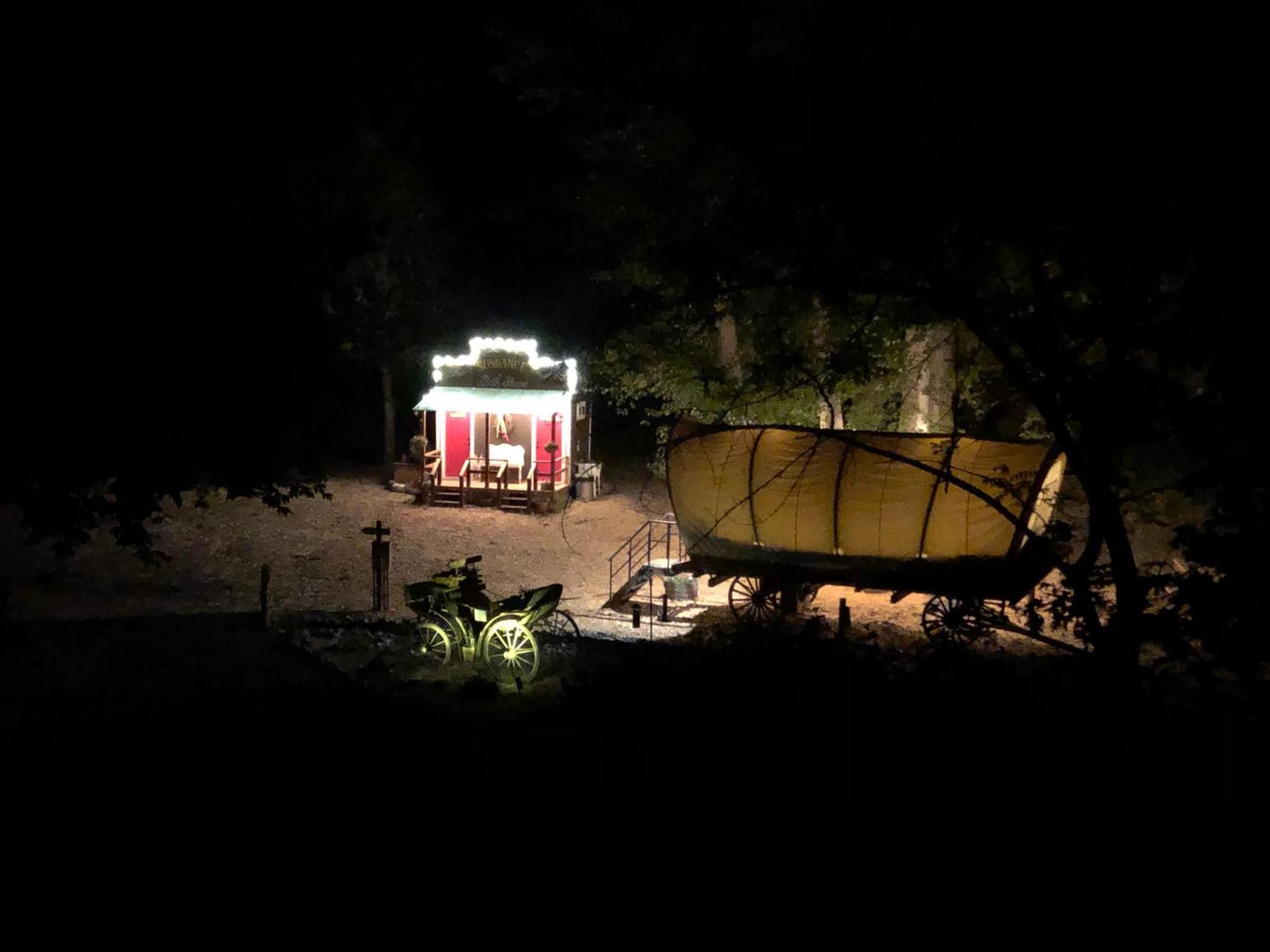 Cozy Wild West Covered Wagon Next To River Grants Pass Buitenkant foto