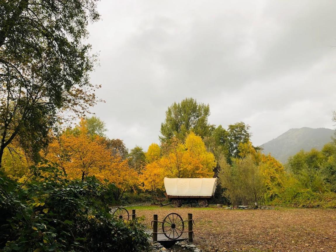 Cozy Wild West Covered Wagon Next To River Grants Pass Buitenkant foto