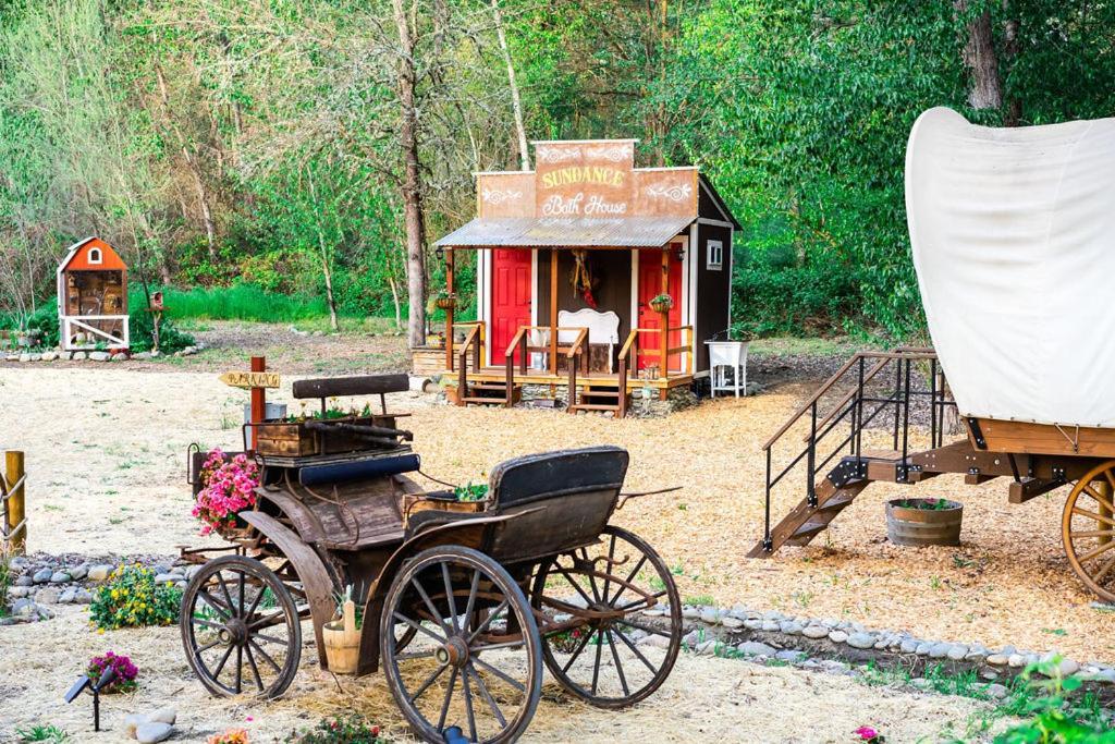 Cozy Wild West Covered Wagon Next To River Grants Pass Buitenkant foto